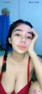 Belahan dada Ica beha merah Mango Live