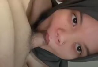 Bokep Dedek Jilbab Suka Emut Batang Mungil Punyaku