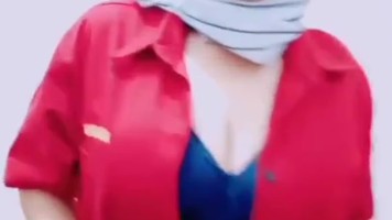 Gadis Jilbab Show Toket Buka Seragam Kerja